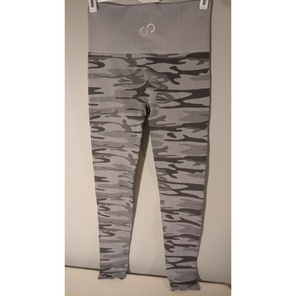 Curves N’ Combat Size S gray camo leggings, excellent condition - Picture 1 of 6